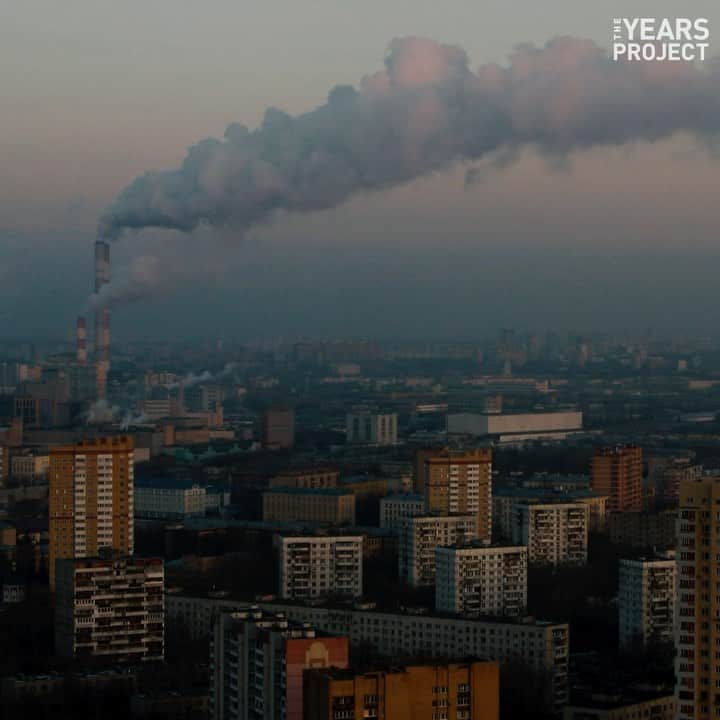 キャメロン・ラッセルのインスタグラム：「A new study from Harvard and University College London has found that air pollution from burning fossil fuels is responsible for 1 in 5 deaths in the world. More than 8 million people died in 2018 from fossil fuel pollution, significantly higher than previously thought. We now have evidence that the air we breathe is literally killing us. We must act if we want to keep millions from dying prematurely and unnecessarily every year. That means demanding governments divest from #FossilFuels, end fossil fuel corporate subsidies, phase out the use of fossil fuels altogether, invest in clean and renewable energy, provide a just transition for extractive workers, and ensure equity for communities of color who, for decades, have been most disproportionately impacted. And, if you’re an investor in fossil fuels, or the banks that support them, it means getting out of those stocks and institutions too. Together, we can make the world a healthier and safer place – but we cannot do it without getting rid of fossil fuels LINK IN BIO」