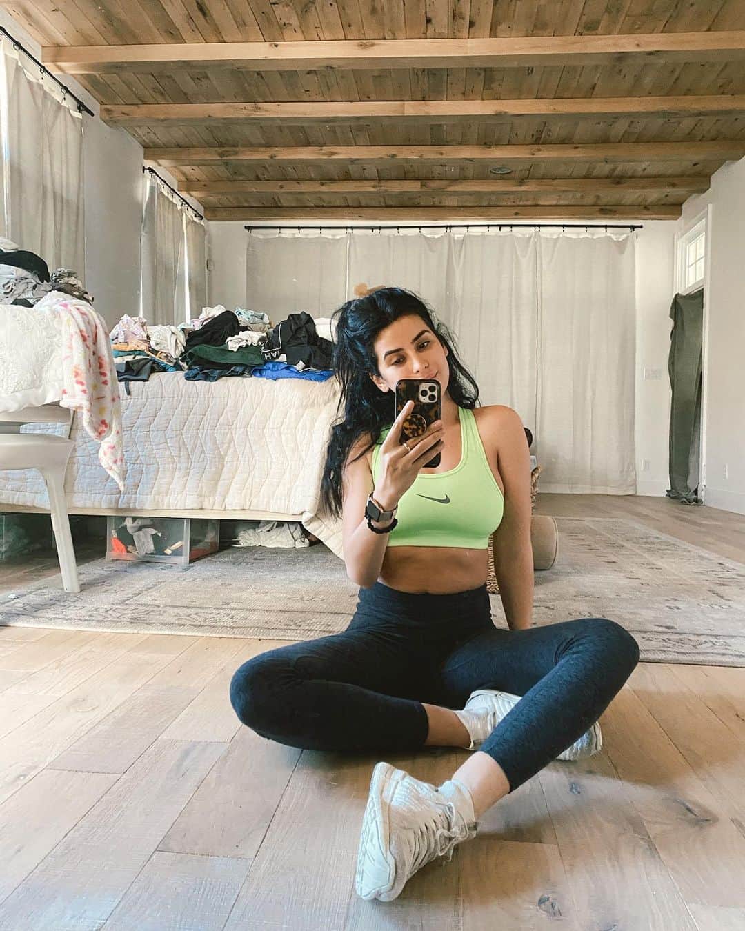 Sazan Hendrixさんのインスタグラム写真 - (Sazan HendrixInstagram)「Laundry hack: just throw everything on your bed because you’ll be forced to fold it & put it away before bedtime 💯.. unless you hide it under your bed 😜 #laundrydayeveryday  •ceiling beams by @rossalanreclaimed」2月10日 1時08分 - sazan