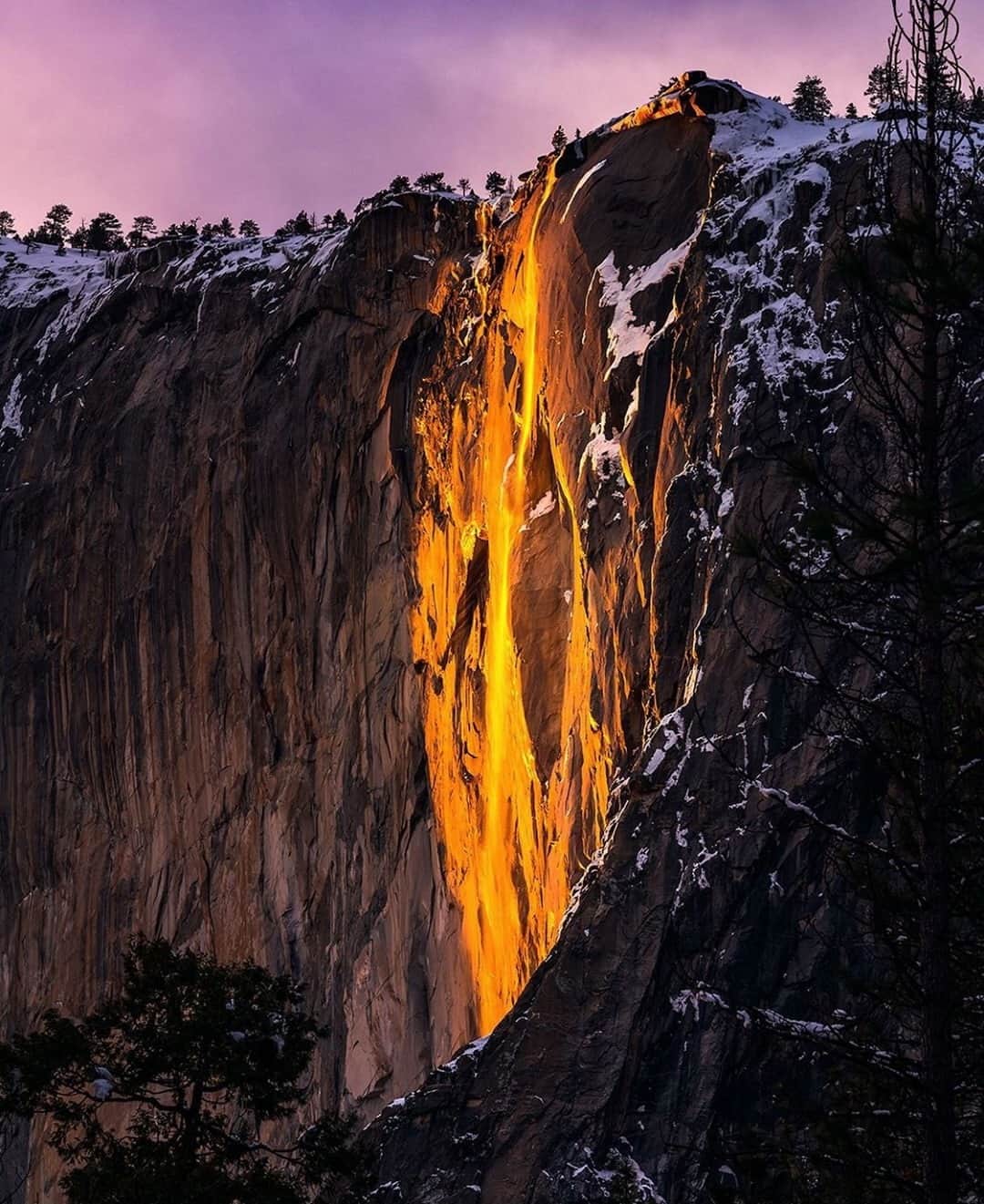 Earth Picsさんのインスタグラム写真 - (Earth PicsInstagram)「Firefall in Yosemite National Park! 🔥 Every February, the setting sun reflects off the waters of Yosemite National Park’s Horsetail Falls, creating the twilight illusion of fire cascading down El Capitan. Tag a friend you’d like to see this with!  📷 @p.kizzy」2月10日 1時00分 - earthpix