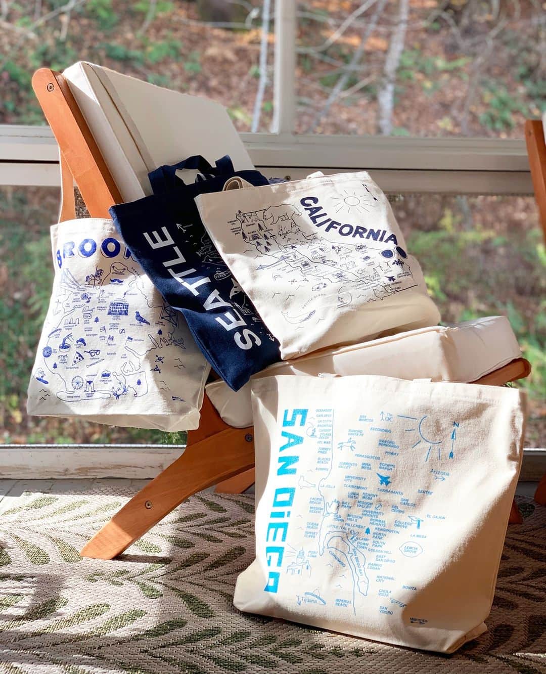 のインスタグラム：「Did you know our totes are cut, sewn and printed in Brooklyn, NY since 2006!? We love working with our local community to manufacture our products.」