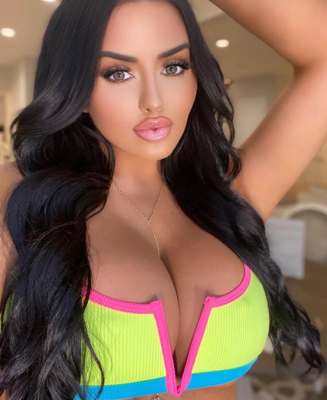 アビゲイル・ラッチフォードのインスタグラム：「Uno, dos, tres 🥳 Which one is your favorite !? 🎉 Comment below babes ; ) 🔥」
