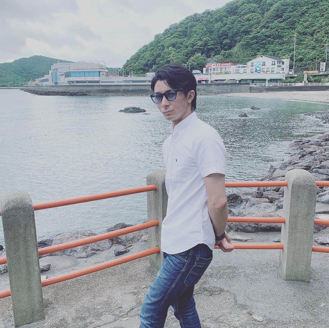 弦のインスタグラム：「遅くなりましたが。皆様のお陰で今年も無事誕生日を迎えることが出来ました😭胡散臭い見た目ではございますが、ご先祖の名に恥じない様これからも日々精進して参ります！どうぞ、これからも応援宜しくお願いします😭 #メッセージくれた方々ありがとう #写真無さすぎて #去年の夏の写真 #尾崎行雄 #尾崎行雄記念財団 #伊勢また行きたい」