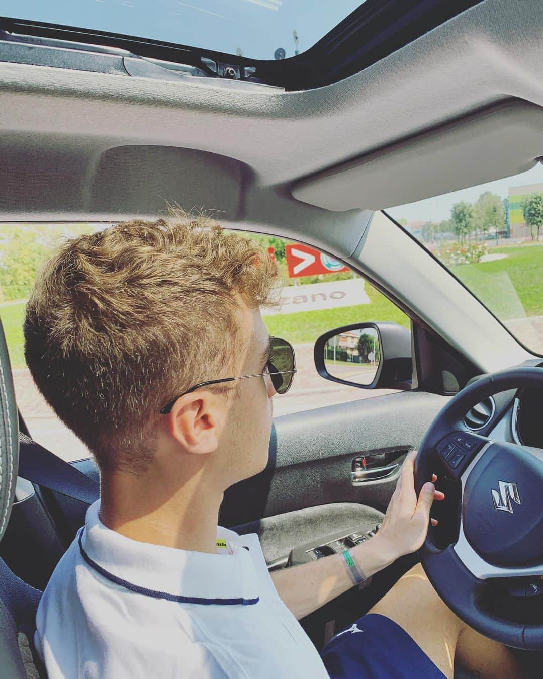 マッテオ・リッツォのインスタグラム：「Got to start that road trip 🚘 • #suzukiitalia #suzukiesport #fisg4passion #pattinaggiosuggiaccio #figureskating #suzukivitara #fiammeazzurre」