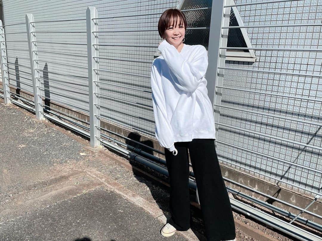 EMIのインスタグラム：「⭐︎ 今日のゆる〜いしふく サイズ感も柔らかさも最高なスウェットは  @omekashi_pr ♡ このビッグシルエットがたまらん😍」