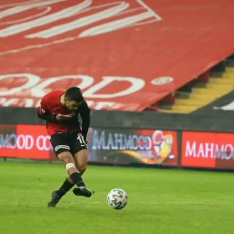 ケヴィン・ミララスのインスタグラム：「🔴⚫️🙏🏼💪🏼」