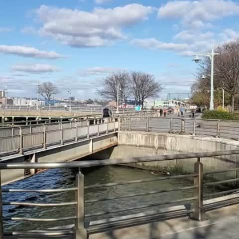 J・アレキサンダーのインスタグラム：「Coming...! Part #2 same day different Curve   GoodMorning, Afternoon, and Evening friends and fans just #jaywalking along then #hudsonriverwalk into my week to #leikeli47 song #girlblunt  Enjoy your week.  Thanks @arton.gee @gilbobagginsga @mckenzieliautaud  #runway #jaywalking #jaywalkingchallenge #walking #water #girlblunt #leikeli47 #mask #denim #downvest #goggles #man #manstyle #manfashion #antmvh1 #antm #topmodel #blueskyblue #blue #joggingsuit #sweatsuits #knitcap」