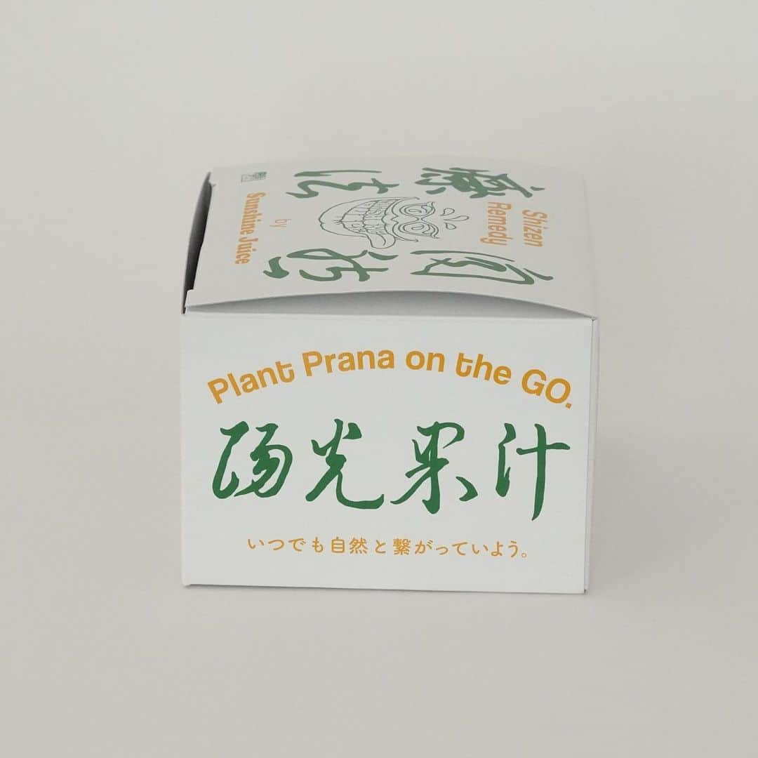 Sunshine Juiceさんのインスタグラム写真 - (Sunshine JuiceInstagram)「いつでも自然と繋がっていよう。Plant Prana on the GO.  いつでもどこでも、手軽に自然の力を取り入れることができる新しい商品ができました！  植物の成分がぎゅっと凝縮されたパウダー「自然レメディ　Shizen Remedy」  ジュースはもちろん、お水や白湯、スムージーや温めたプラントベースのミルク、スープなどお好みで溶かして飲むことで、植物が持っている効能をダイレクトにカラダに感じることができます。  まずは2種類✌🏻  "免疫  IMMUNITY”はチャーガの持つ成分「βグルカン」で免疫力を向上させる効果があり、"回復  RECOVERY”はビーツの持つ成分「ナイトレイト」で血管を拡張させて血流を改善して疲労回復を促す効果があります。  1包3gを約300mlの液体に溶かして飲んでみてください。持ち運びにも便利ですので、仕事や旅行など移動の際や、スポーツの前後にも大活躍してくれるはず。健康を気遣う方へのプレゼントとしてもぴったりです。手軽な健康ギフト、きっと喜んでいただけますよ😍  3g x20包で6,000円、まずは恵比寿店で2/11から販売開始です。  近日オンラインショップでも販売いたしますのでお楽しみに🤩  ポケットに入れて持ち運べる自然エネルギー、Plant Prana on the GO!   NEW PRODUCT!  We are very excited to accounce that we will be launching new “On-the-go” products with full of plants prana - SHIZEN REMEDY "IMMUNITY (CHAGA)" and "RECOVERY (BEETS)"  Mix 1 pack to your juice/smoothie/plant-based milk/soup or you can be creative! Boost your Immune with the beta-glucan of CHAGA, and recover your fatigue with the Nitrate of the BEETS.   Carry them around to anywhere you go, stay close to the SUNSHINE! Perfect gifts for your loved ones also! Shizen Remedy - Plant Prana on the GO!  #stayjuicy#sunshinejuice#coldpressedjuice#サンシャインジュース#コールドプレスジュース#自然#健康#地球に優しい暮らし#抗酸化作用#循環型社会#恵比寿#免疫力向上#ファスティング#サスティナブル#断食#プラントベース#カラダが喜ぶ#体内デトックス#自然治癒力#体質改善」2月9日 16時21分 - sunshinejuicetokyo