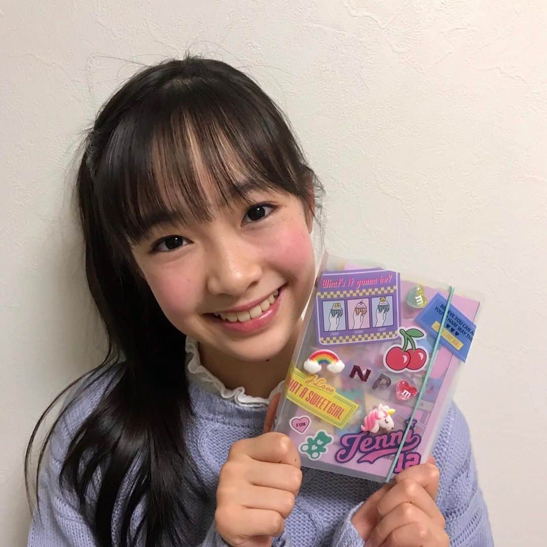 ニコ☆プチのインスタグラム：「ヒナタのふろくの使い方🌟 ねこのイラストがかわいい🐈 みんなもフリースペースをうまく活用してみてね😊  ニコ⭐︎プチ今月号の付録はジェニィラブさんのシステム手帳❗️可愛いすぎるぅ〜♡ スケジュールのページはとってもカラフルでシールもついてて予定を書くのが楽しくなる〜♪(๑ᴖ◡ᴖ๑)♪  私は虹🌈やユニコーン🦄のパーツで表紙をデコレーションしてオリジナルの手帳に仕上げたよ！ニコ⭐︎プチの イニシャル(NP)もいれて可愛さUP！  そして、可愛いクマちゃん柄のフリースペースには2021年の目標をかいたよっ！ 今年は色々な事にチャレンジするぞぉ〜♡  #ニコプチ #ニコプチふろく #プチモのふろくの使い方  #ニコプチふろくのある生活  #ジェニィラブ #jennilove #ふろく #椛島ひなた」
