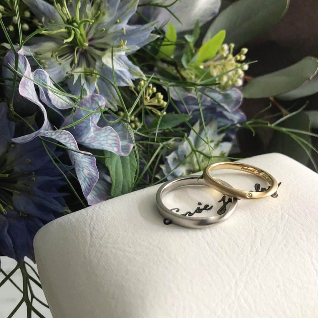 Enseのインスタグラム：「EnseBridalでご結婚指輪を制作させていただきました。  人気のeternallyのデザインをアレンジ。 新郎さまはかっこよく、新婦さまは丸みをだしてやさしい雰囲気に。  マット仕上げはやわらかい印象になりますね◎  内側の刻印は筆記体を選んでいただきました。  #Ense #EnseBridal #Ensejewelry#ブライダルリング #結婚指輪 #マリッジリング #シンプルリング #オーダーリング #オーダー結婚指輪 #marriagering #orderring #京都 #三条 #kyoto #japan #madeinjapan #ならまち#奈良#nara」