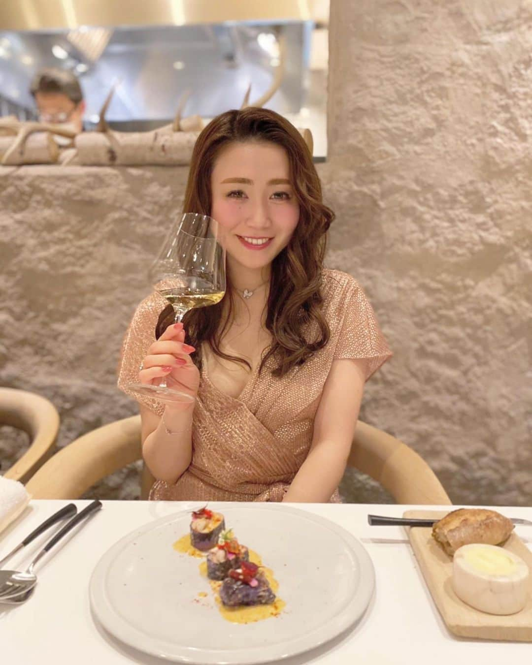 中村江莉香さんのインスタグラム写真 - (中村江莉香Instagram)「#adhoc #大阪 🍽 贅沢、お上品、かわいい😍素敵な時間を過ごせました...🍷💋 楽しみにしていたお食事🎁 あとね！！滞在３日目にして#たこ焼き も食べられたので大満足よ〜っ😋‼︎  今回の大阪滞在で大活躍をしてくれているのが　@andyoudressingroom 👗 レンタルドレス、ワンピースの数がたくさんで、出張先に送って📦そのまま現地で返送するのみ👍 荷物が少なくて済むし、シーンに合わせて何着かレンタルしておくと便利です🤍 #andyoudressingroom 是非チェックしてみて下さいね🥰💋  #アドック #アドック大阪 #フレンチ #美味しいワイン #美味しいご飯 #大阪出張 #モデル #インフルエンサー #インスタグラマー #レンタルドレス #荷物少なめ #パッキング #ドレス #ロングドレス #大阪グルメ #コンラッド大阪 #ホテル暮らし #大人女子会 #米江莉香 #大阪ディナー #forgetmenot #アパレルオーナー #デザイナー #飲兵衛 #大阪のたこ焼き #おいしいもの好きな人と繋がりたい」2月9日 16時28分 - erica_nakamura