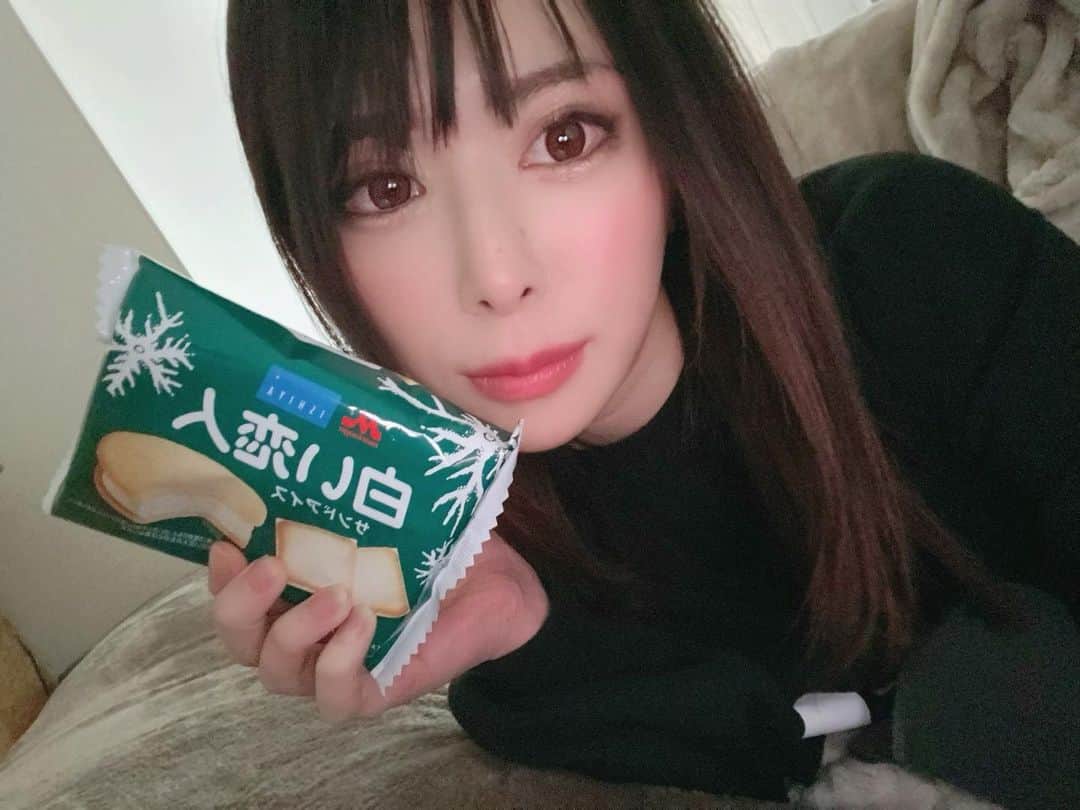 辻井ほのかのインスタグラム：「#白い恋人 #白い恋人アイス #アイスクリーム #クッキー #お菓子 神アイス🍨💘」