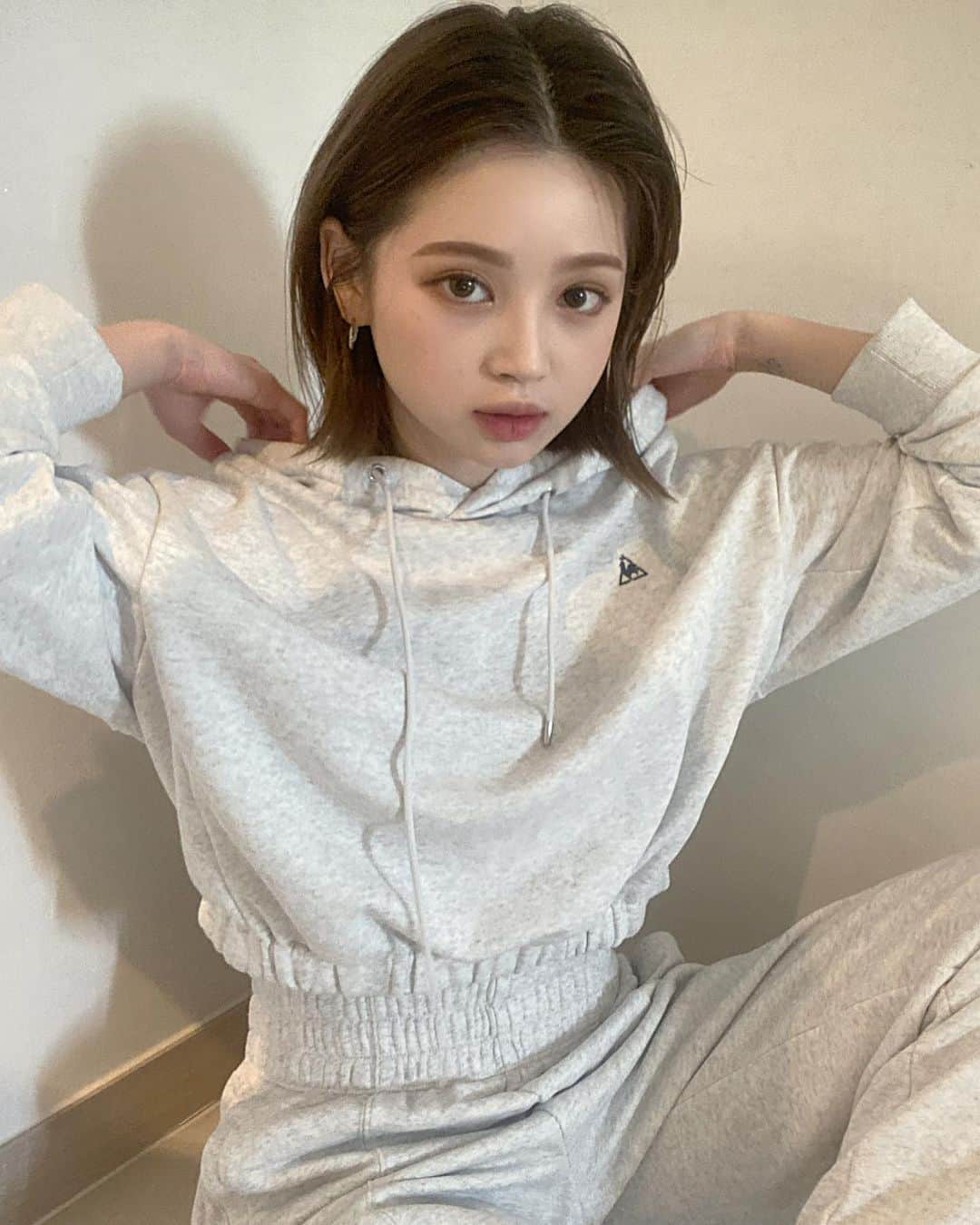 Yoonbitnaのインスタグラム：「#르꼬끄광고  집에만 있어서 자랑못하는  요즘 내 최애 조거 스타일  르코끄 트레이닝 🤍」