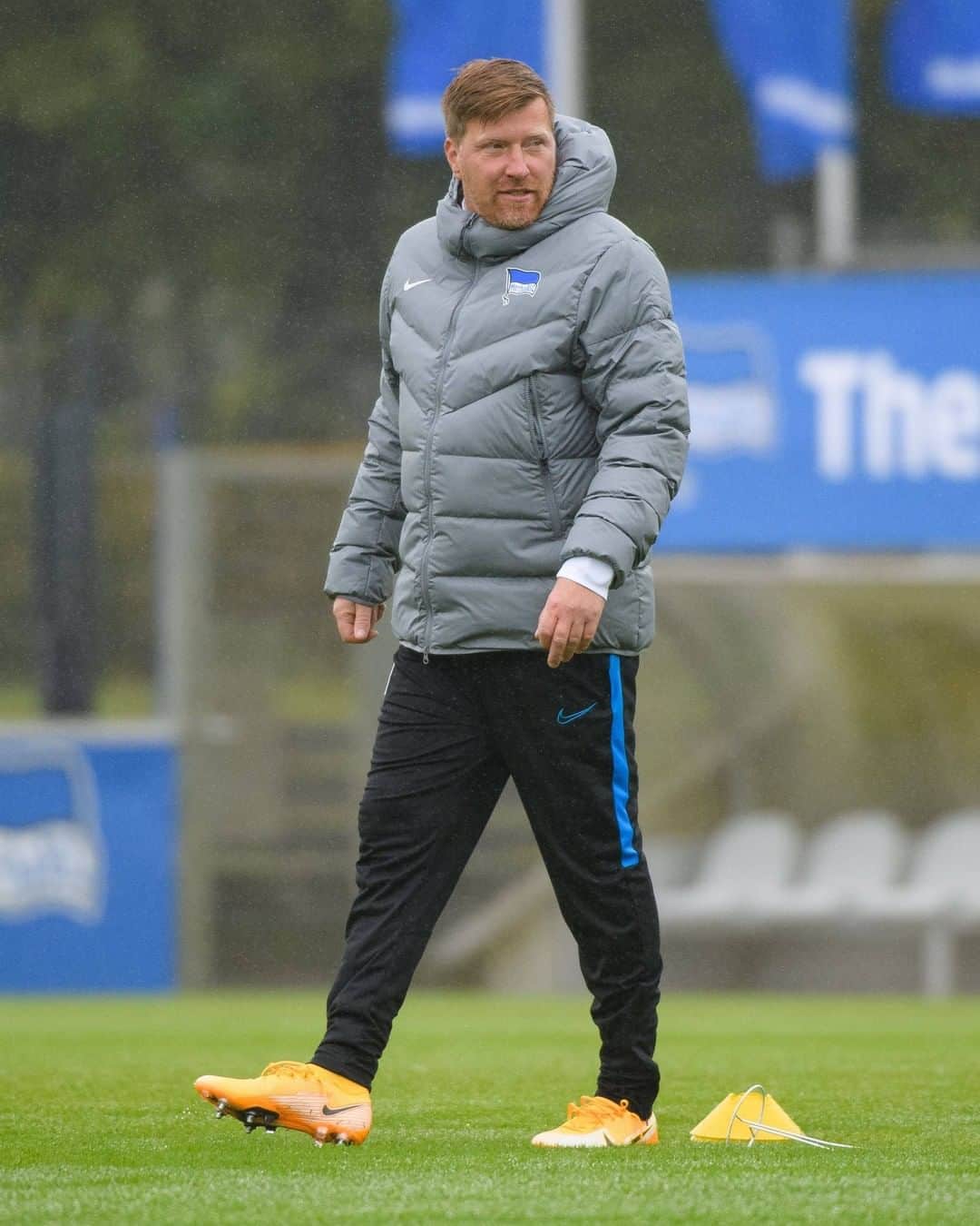 ヘルタ・ベルリンのインスタグラム：「Es hört nicht auf mit den Geburtstagen... 😜 Heute ist unser Co-Trainer 'Zecke' dran! Wir wünschen dir alles Liebe und Jute zu deinem 46. Geburtstag! Bleib so wie du bist, Zecke! 😍💙 . . #HaHoHe #herthabsc」