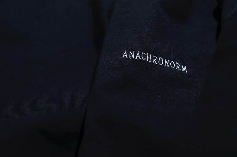 アナクロノームさんのインスタグラム写真 - (アナクロノームInstagram)「. . . . AN112 EMBROID L/S T-S  BLACK . . . ANACHRONORMのベーシックな ロゴを刺繍したロングスリーブTシャツ。 . 短めの着丈に広い身幅の ボックスシルエットが特徴。 . 季節を問わず通年着用できる 汎用性の高い1枚です。 . . . 生地：セミコーマ糸を使用した コットン100%5.6オンス天竺しております。 . . . #anachronorm #contextgallery #nakameguro #balanceokayama #okayama」2月9日 16時41分 - anachronorm262
