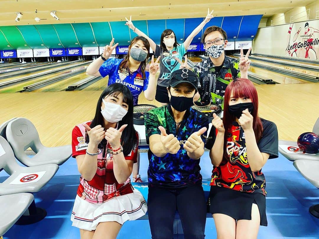 黒田アーサーのインスタグラム：「昨日は今年初の花きゃべつリーグでした！僕のダブルスパートナー名和秋プロ💕秋山希望プロ💕矢野朋代プロ💕飯田菜々プロ💕ゲストの熊本美和ちゃん💕望月大士プロが参加して毎回華やかなリーグです😊🎉僕と名和秋ちゃんのチームは昨日も全勝して首位をキープ😊👍秋ちゃんなんと！2ゲーム目に9コール！！惜しくも10フレ12投目が8ピンで298‼️パーフェクト惜しかったー🤣 #東京ポートボウル #花きゃべつリーグ #名和秋プロ #秋山希望プロ #矢野朋代プロ  #望月大士プロ  #熊本美和ちゃん  #写真撮影にいなかった😂 #飯田菜々プロ  #黒田アーサー #公式アンバサダー #名和秋プロ9コール #パーフェクトまであと２つ  #惜しかったー  #ボウリング好きな人と繋がりたい  #ボウリング愛 #bowling #볼링」