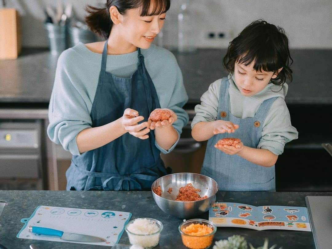 近藤千尋さんのインスタグラム写真 - (近藤千尋Instagram)「VERY最新号でクックパッドの サブスクサービス おりょうりえほん　の タイアップに出演しています❤️🍙 3/7までに入会すると 食育キットがもらえる キャンペーンやっているようです🌈  普段女子2人に囲まれてる私は 男の子もかわいいなぁ…🤤 と思ってしまった撮影☺️⚽️  #おりょうりえほん　#おやこでおりょうり #食育絵本 #very3月号   @oryouri_ehon」2月9日 16時35分 - chipichan.1215