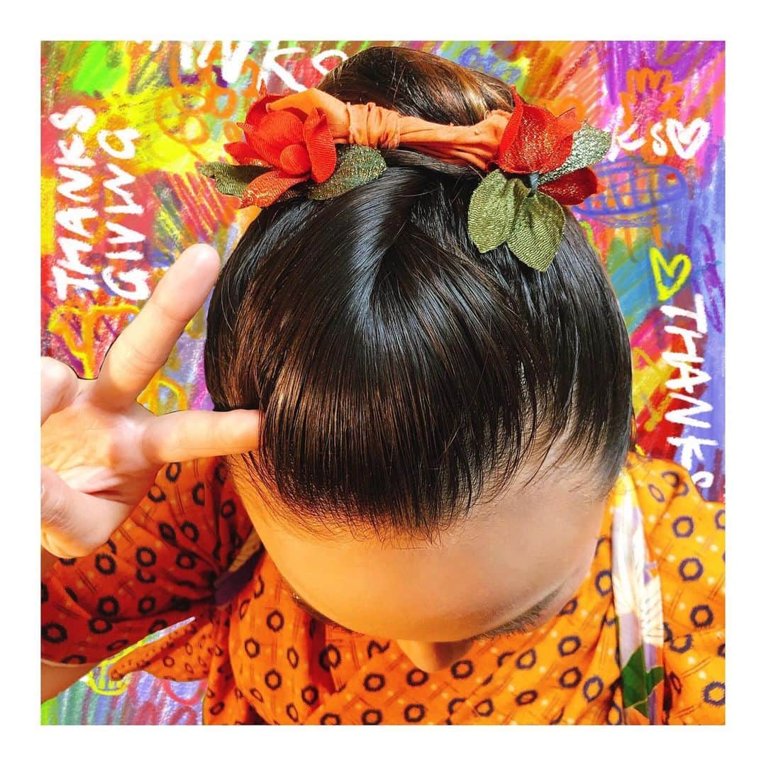 のインスタグラム：「実は我が家の髪飾りをちょこっと着けてます✨🌸  そして帯元には桜のブローチも🌸 来た際には探して見てくださいね🤳🌻  #一日一投稿 #四宮吏桜 #明治座 #こちとら大奥様だぜぃ  #長屋 #時代劇 #髪飾り #桜」