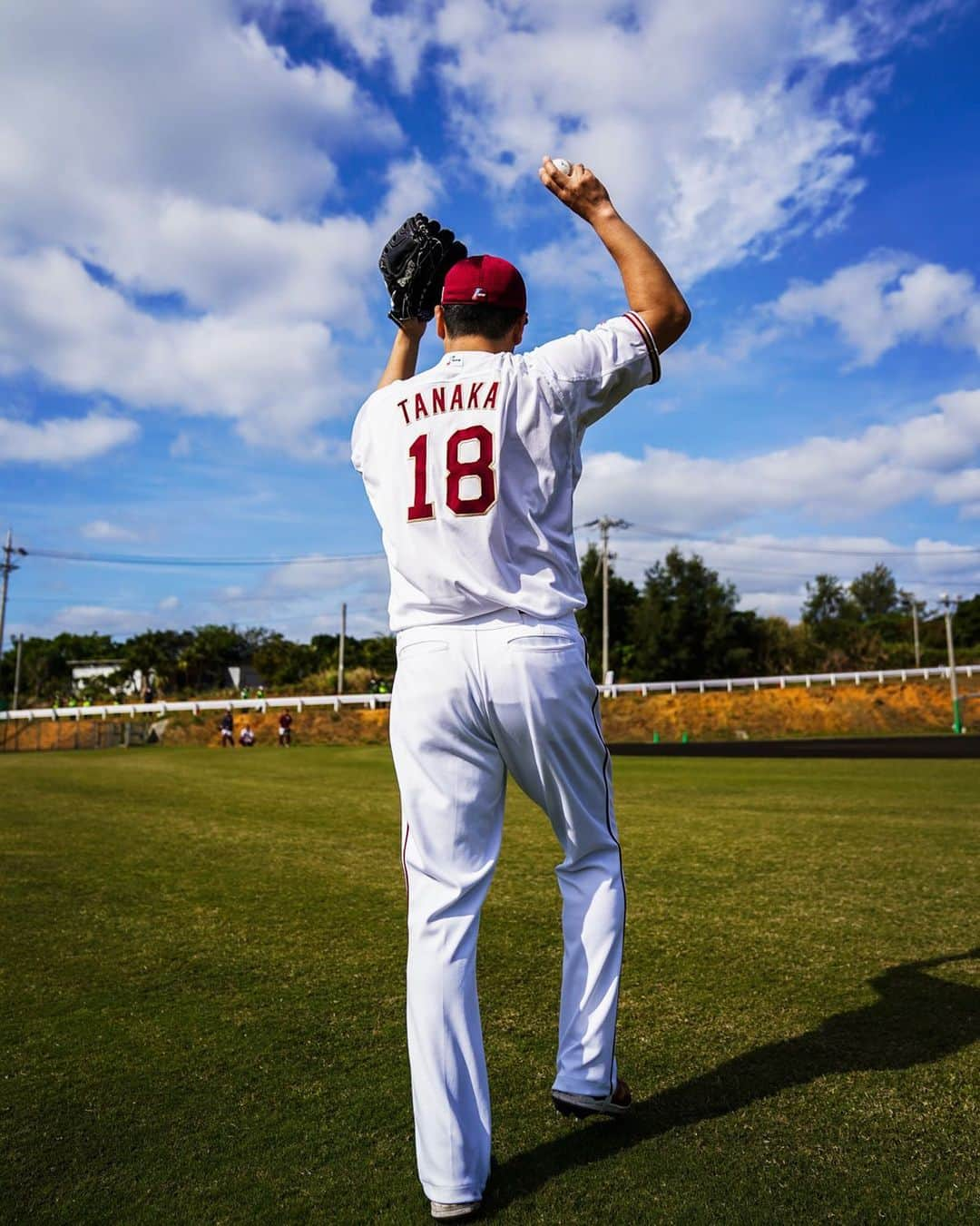 東北楽天ゴールデンイーグルスさんのインスタグラム写真 - (東北楽天ゴールデンイーグルスInstagram)「⚾️ 今日も青空のもとで☀️⚾️👍🏼 #rakuteneagles #一魂 #日本一の東北へ #田中将大  #写真もバイバーで」2月9日 16時50分 - rakuten_eagles