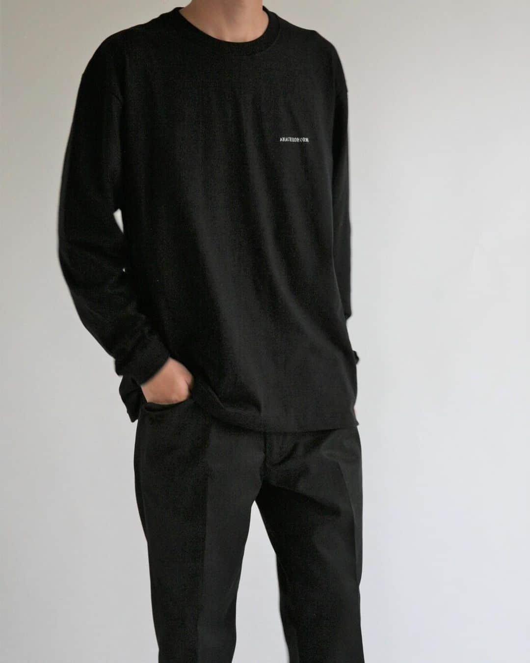 のインスタグラム：「. . . . AN112 EMBROID L/S T-S  BLACK . . . ANACHRONORMのベーシックな ロゴを刺繍したロングスリーブTシャツ。 . 短めの着丈に広い身幅の ボックスシルエットが特徴。 . 季節を問わず通年着用できる 汎用性の高い1枚です。 . . . 生地：セミコーマ糸を使用した コットン100%5.6オンス天竺しております。 . . . #anachronorm #contextgallery #nakameguro #balanceokayama #okayama」