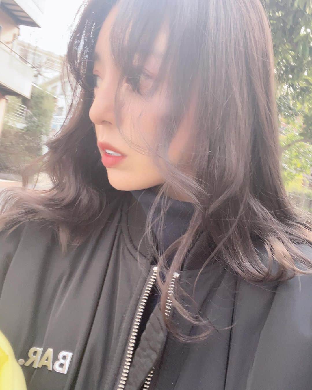 橋本真依のインスタグラム：「・﻿ 🍃🍃🍃﻿ ﻿ カラーしたて☺️☺️﻿ 少しだけ後毛も作ったよ✨﻿ ﻿ そして @patron.tokyo さんの シャンプー&トリートメントでツルツルに﻿ なるのでおうちケア♡﻿ つるんとまとまるのも実感☺️ お友達とのこのシャンプーいいって話になったよ❣️  ﻿ 最近は寒いのでお風呂にたくさん入って﻿ トリートメントしながら﻿ 蒸しタオル巻いて半身浴しながらの﻿ BTS聞いています😚♪﻿ ﻿ ﻿ ﻿ ﻿ #女子力ねーさん#頭皮ケア#髪質改善#髪質革命#﻿半身浴#自宅ケア#蒸しタオル #happy#smile#love#peace#lucky#tbt#l4l#followme#followback#instagood#photooftheday#Tokyo#Japan#patron#patrontokyo#셀스타그램#얼스타그램#잘보고가요#데일리룩#BTS #bts好きな人と繋がりたい」