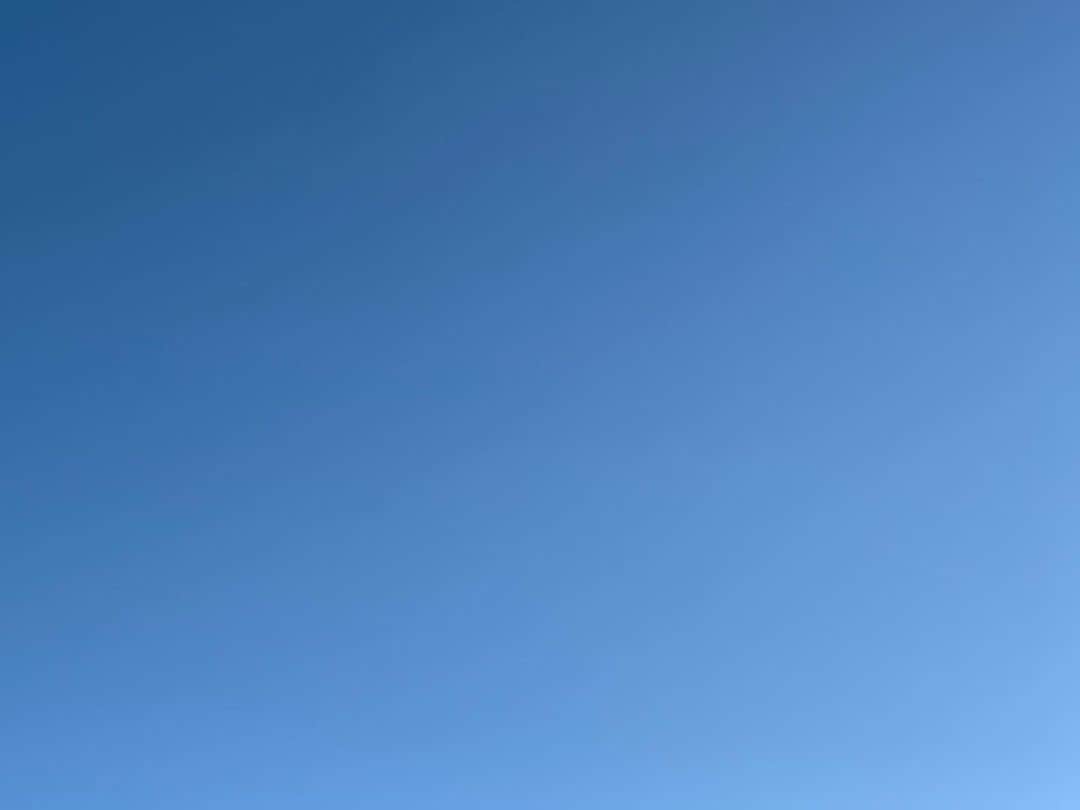 春日萌花さんのインスタグラム写真 - (春日萌花Instagram)「すっきり晴れました。 しっかり冷えました。 明日の朝まで寒さ続くようですね。  大雪や荒天の地域の方 引き続きお気をつけくださいね。  みんなポカポカで過ごせますように☕️  #今の空」2月9日 16時45分 - moekaharuhi