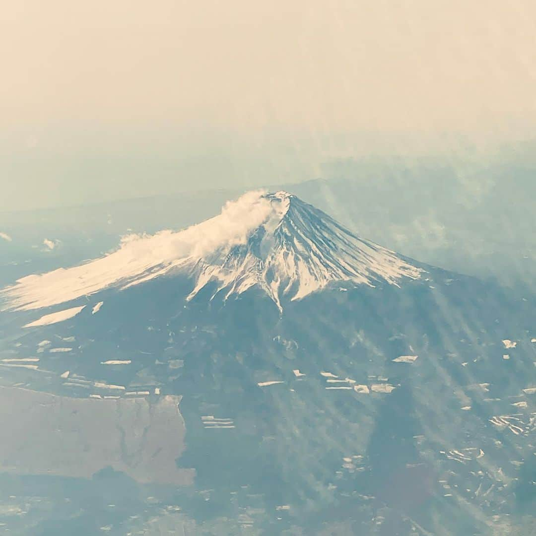 中村歌昇 さんのインスタグラム写真 - (中村歌昇 Instagram)「日本だね。 #富士山 #機内から風景 #絶景かな絶景かな #頑張って稽古しております #筋肉痛と疲労の戦いです #でも本当に舞台に立てること #ありがたい #日本 #japan」2月9日 16時59分 - kasho_nakamura