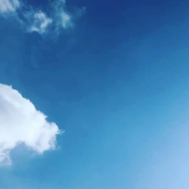 しゅんちゃん（RUI）のインスタグラム：「空だーいすき💙☁️ #happy#yappy#sky」