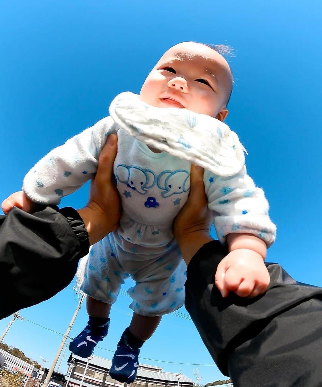 GoProさんのインスタグラム写真 - (GoProInstagram)「生後4ヶ月にして空を飛ぶ 🛫🦸‍♂️ #高い高い を笑顔で楽しむ赤ちゃんの瞬間をPOV (自分視点) で @ken621__gopro が #GoProHERO9 Black で撮影。  #GoPro #GoProJP #GoProのある生活 #GoProのある家族 #赤ちゃん #静岡 #家族 #生後4ヶ月」2月9日 16時59分 - goprojp