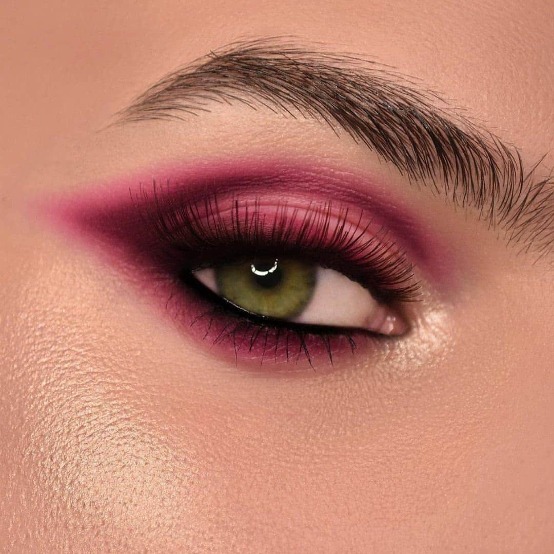 M·A·C Cosmetics Deutschlandさんのインスタグラム写真 - (M·A·C Cosmetics DeutschlandInstagram)「Wir sind direkt verliebt in diesen intensiven, roten Eye-Look von @fabiogrisieti_makeup! 💋 😍  Mit nur wenigen Produkten kannst Du den Look zu Deinem machen:  🌹 Retro Matte Liquid Lipcolour in Dance With Me 🌹 #36 Dreamgirl Lash 🌹 Eye Kohl in Smolder 🌹 In Extreme Dimension Waterproof Lash 🌹 Extra Dimension Skinfinish in Double Gleam」2月9日 17時00分 - maccosmeticsgermany