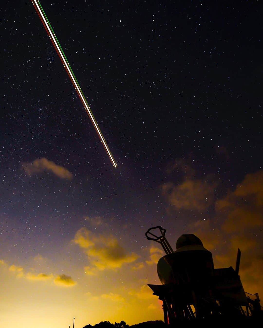 九州電力さんのインスタグラム写真 - (九州電力Instagram)「雄大な冬の空と機影✨⁣ .⁣ 日本一綺麗な星が見える場所として何度も選ばれた「輝北うわば公園(鹿児島県鹿屋市)」🌠⁣ .⁣ この公園のシンボル「輝北天球館」の天体観測ドームでは、日本一に選ばれた星空を楽しめます！⁣ 公園からは、鹿児島のシンボル・桜島に沈む夕日も楽しめるそう🌋⁣ .⁣ 📍輝北天球館（鹿児島県鹿屋市）⁣ .⁣ ※写真は過去に撮影されたものです。⁣ 気兼ねなくお出かけできる日が来るまで、お届けする九州の風景が、皆さまの元気や癒しになれば幸いです🍀⁣ 九電グループでは、「あしたプロジェクト～あしたを、しんじて、たすけあおう～」を展開しています。詳しくは、HPをご覧ください✨⁣ .⁣ ⁣#九電 #kyuden #九州の灯り #九州ぐらむ #広がり同盟 #九州旅行 #九州 #九州愛 #kyushu #鹿児島 #kagoshima #かごしま #どんどん鹿児島 #鹿屋市 #鹿屋 #かのや #輝北町 #輝北天球館 #冬の空 #冬の空が好き #冬の星空 #星景 #星景写真 #星空観察 #天体観測 #眺め最高 #絶景スポット #日本の絶景 #景色最高 #あしたプロジェクト」2月9日 17時00分 - kyuden_official