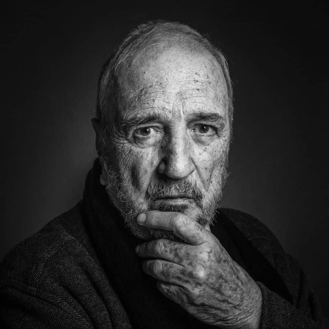 ルモンドのインスタグラム：「Conteur né, pédagogue surdoué, passeur éclectique, Jean-Claude Carrière aura passé sa vie à rencontrer, explorer, communiquer, partager, rendre ce qu’il a reçu, griot des temps modernes mi-enchanteur mi-iconoclaste doté d’un sens inné de la clarté, voué à « pouvoir tout dire à tout le monde ».⁣ ⁣ Il se définissait comme un « encyclopédiste au temps des frères Lumière ». Le scénariste, dramaturge et écrivain Jean-Claude Carrière est mort lundi 8 février à l’âge de 89 ans, a annoncé sa famille.⁣ ⁣ Sollicité pour se présenter à l’Académie française, et dans d’autres glorieuses institutions, il a toujours décliné ces invitations, fidèle à son refus de ce type de notoriété.⁣ -⁣ Jean-Claude Carrière en 2014. Photo : @philippematsas/ @agenceopale⁣ #Rip」