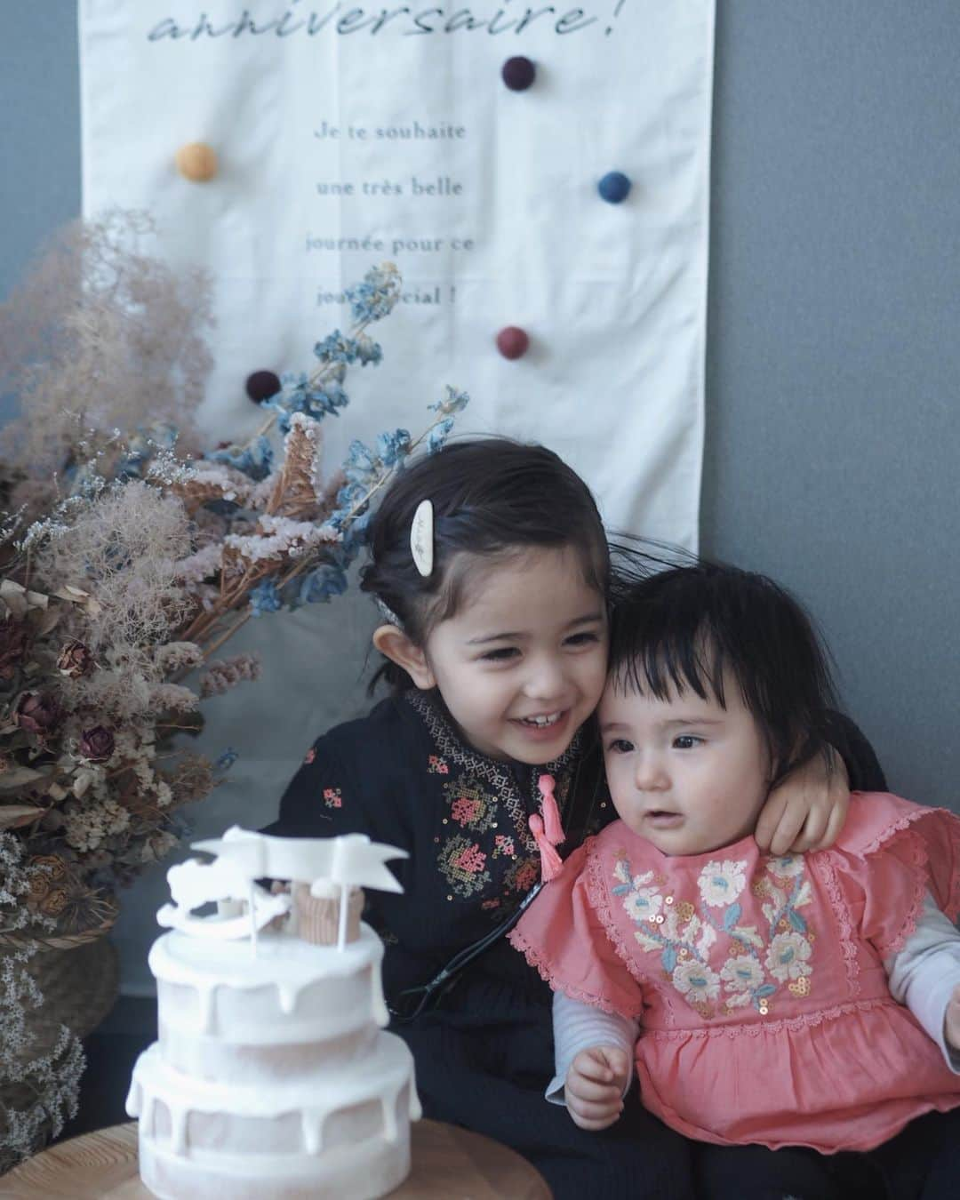 大橋菜央さんのインスタグラム写真 - (大橋菜央Instagram)「Happy 3rd Birthday my little princess✨It’s so fun to watch Mia turned into big sisters and see the love she has for Ann﻿ ﻿ ﻿ ﻿ Mia3歳になりました👧🏻﻿ ﻿ 子どもがいなかったときに想像していた3歳よりもずっと大人で口も達者﻿ かと思えばまだまだ赤ちゃんのように甘えたな部分が入り混じるのが可愛らしく面白く毎日笑わされます🤣♡﻿ ﻿ 三つ子の魂百までという言葉が本当であれば﻿ 随分とGoing my wayでおちょけな女性になりそうです🤪﻿ ﻿ そういえば最近はAnnといるときにいちばん優しくていい顔をしている気がするな☺️🤍﻿  ”みあちょっとくろいのにきがえてくるわ”👧🏻 と言って突如お色直し😂 そうそう、きっとそんな感じだろうと思って母は誕生日用の服を買わなくて正解よ🙌 #誕生日じゃない日のほうが誕生日みたいw ﻿ ﻿ 🔥好きなこと🔥﻿ 走ること﻿ 話すこと﻿ Annと遊ぶこと﻿ ファッション(服選びとコーディネート)﻿ キラキラしたもの﻿ 細かいもの﻿ アリエッティ﻿ エルサドレス﻿ ﻿ 👧🏻Miaのことば🗣﻿ みあはきょうおべんとうほぼたべたの！にんじんいっぱいたべてごはんもいっぱい！いちごは完食！！﻿ #完食知ってんのか！﻿ #ほぼも！﻿ ﻿ じーちゃんがねー、かるいざわでつるってすべってこけて、きぜつしてん！スノーシューズはいてなかったから！ほんで、みあないてんけど、じーちゃんはだいじょうぶだった！！﻿ #この話をどこでも話しまくり﻿ #じーちゃんは元気です﻿ ﻿ ﻿ ﻿ dress @louisemisha   #3歳誕生日 #3歳お誕生日 #birthdayparty #35monthsold #2y11m #2歳11ヶ月 #たれ目 #たれ眉 #miababyliving_month」2月9日 16時56分 - naoliving