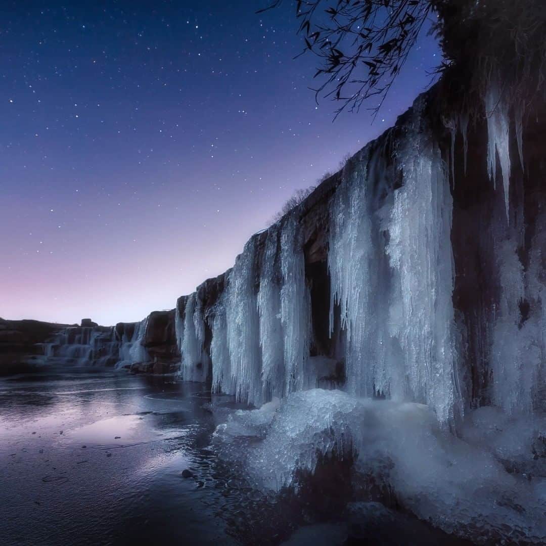 関西電力株式会社のインスタグラム：「＼神秘的な氷瀑の夜景💎／ 今回ご紹介するのは、兵庫県三木市にある黒滝の冬の夜景です🌌 冬の時期ならではの氷瀑は、夜に見るとどこか神秘的な雰囲気✨ 夕陽バージョンの黒滝が見たい方は、ぜひ昨年5月の投稿もチェックしてみてくださいね🌅 . ※写真は過去に撮影したものです  --------------- 《投稿をご覧の皆さまへ》 関西電力Instagramでは、関西地方の灯、あたたかみのある風景のお届けを通して、皆さまの心に灯りがともるような癒しをお届けしてまいります。 外出の際は引き続き感染予防の徹底を心がけましょう。 --------------- . #日本の風景 #滝 #氷柱 #つらら #風景写真 #マジックアワー #japan_night_view #夜景 #滝ジャパン #氷瀑  #灯りフォト部 #パワーフォト部 #兵庫 #lovehyogo #神戸カメラ部 #黒滝 #loves_united_japan #ダレカニミセタイケシキ #bestphoto_japan #灯 #ptk_japan #絶景delic #日本の絶景 #絶景辞典　#景色最高 #tripgramjp #best_expression_night #あえてシェア #お写んぽ　#インスタスポット」