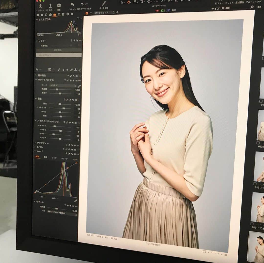 白木あゆみのインスタグラム：「. この前載せた撮影の別バージョン。  おうち時間でコーヒーにハマりすぎています☕️ いろんなコーヒー豆を買って研究中。お店も種類もお値段もいろいろありすぎて迷います。 おすすめあったら教えてください！」