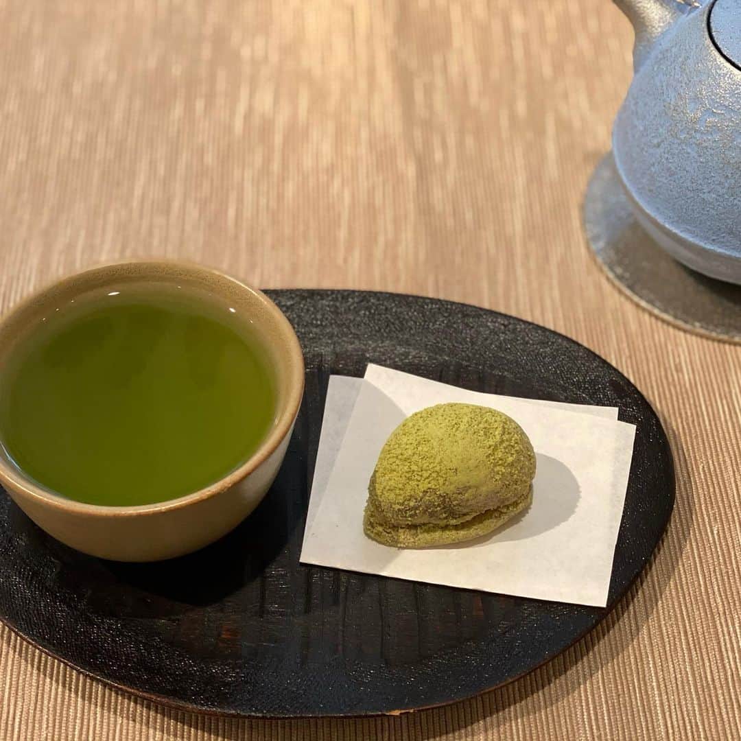 殿柿佳奈さんのインスタグラム写真 - (殿柿佳奈Instagram)「本日のお茶🍵  @higashiya_higashiya  〝大福茶〟  一緒に入っている玄米黒豆が香ばしくて美味しいのです✨  【究極の一杯目】 茶葉5gに  60°で90ccのお湯を注ぐ。  90秒経ってから最後の一滴まで湯呑みに注ぎきる。  まろやかで甘味が際立ち感激の美味しさなのです。✨  うぐいす餅と一緒にいただきます❤️  #お茶時間#こだわり#量と温度が#とても大事#味が全然変わるよ#茶葉の種類によって#温度を変える#幸せのひととき#wagashi#うぐいすもち#ヒガシヤ#higashiyaginza #大福茶#本日のお茶」2月9日 17時00分 - kanatonogaki