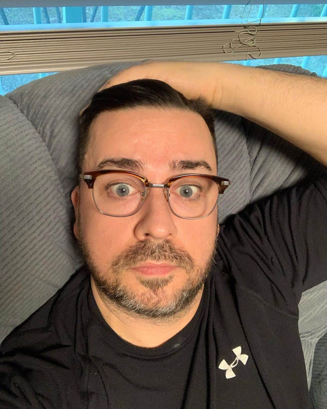 サム・ハミントンのインスタグラム：「노안이 왔네..  I need glasses nowadays」