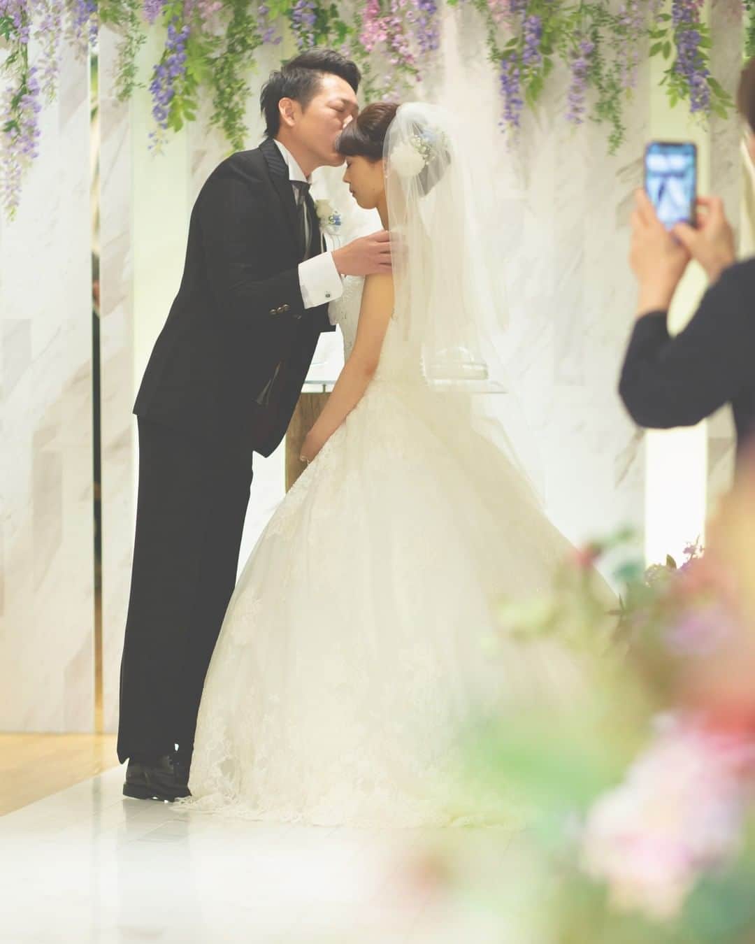 【公式】小さな結婚式さんのインスタグラム写真 - (【公式】小さな結婚式Instagram)「@petit.wedding をフォローしてね♩ #小さな結婚式 をつけてのお写真投稿も大歓迎です♡ こちらの公式IGでリグラムさせていただきます＊ . ゲストの前で永遠の愛を誓う 特別で大切なひと時… 純白のチャペルは 可愛さも華やかさもどちらも演出できます♡ . >>#小さな結婚式京都店 . ——————— #小さな結婚式 #petitwedding #ラヴィファクトリー #前撮り #結婚式 #プレ花嫁 #卒花 #アットホーム #少人数 #家族婚 #少人数結婚式 #ウェディング #wedding #bridal #weddingdress #花嫁 #挙式 #結婚式準備 #式場探し #日本中のプレ花嫁さまと繋がりたい #結婚式の思い出に浸る会 #結婚準備 #チャペル #挙式演出 #チャペルウェディング #京都花嫁 #関西花嫁 #チャペル挙式」2月9日 17時10分 - petit.wedding
