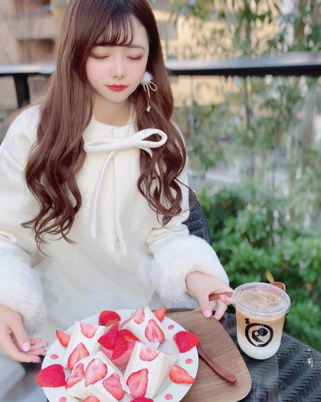 さきすたぐらむのインスタグラム：「ྀི 🍓 こうゆうのほんと似合わないなーw ラーメン食べたい . . . . #idol #daily #instadaily #instalike #followme #Japanesegirl #fashion #댓글 #팔로우 #일상 #일상스타그램 #사진스타그램 #일본인 #일본 #얼스타그램#데일리 #아이돌 #韓国ファッション#いちごスイーツ #ニーハイ #コスプレ #ニーハイソックス #秋葉原 #衣装 #制服 #アキバ #恵比寿#恵比寿カフェ#自撮り女子 #自撮り界隈」