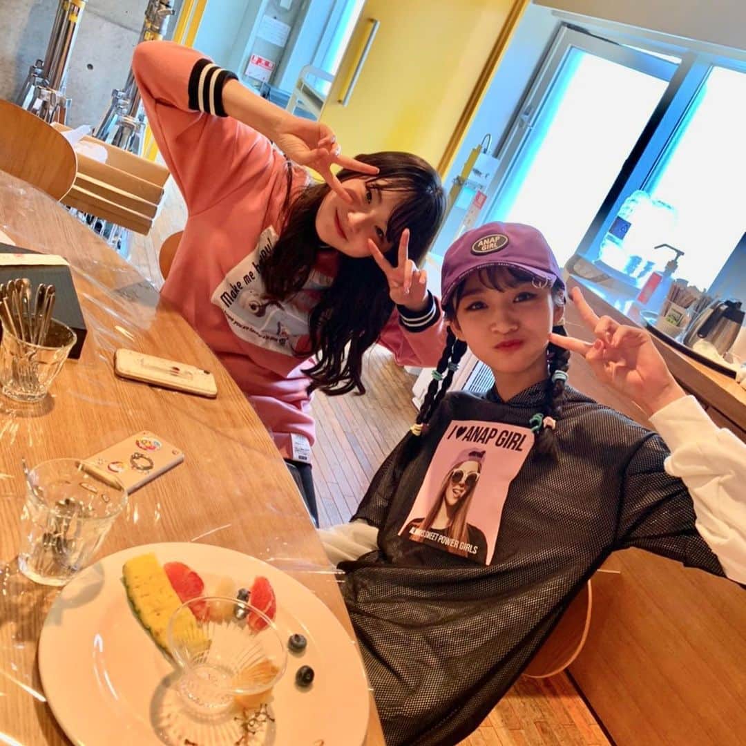 ニコ☆プチのインスタグラム：「お腹すいてくる時間だねー⏰﻿ ﻿ ふたりはフルーツをもぐもぐしてた😆﻿ ﻿ ﻿ #ニコプチ﻿ #井口虹姫﻿ #中山あやか」