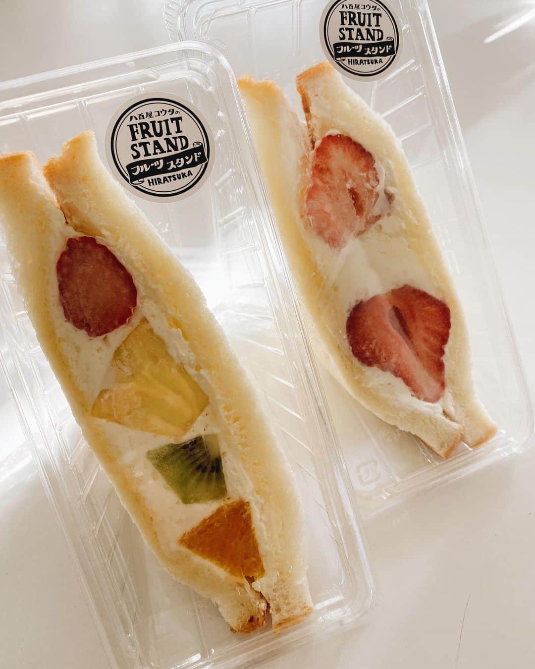 堀舞紀のインスタグラム：「🍍🥝🍓 . . . . フルーツサンドって 幸せになるよね🥪〜 . . . あぁ 間に挟まれてしまいたい😋 . . . パンはシッッットリ🍞💕 クリームは甘過ぎなくって プリプリのフルーツがゴロンゴロン とはいっていました💨 . . . うんまっ . . . 家の横にお店があったら やばかったna... . . . #おやつ #フルーツサンド #fruitsandwich  #fruits #freshfruit  #間に挟まれたい #ありがとー💕」