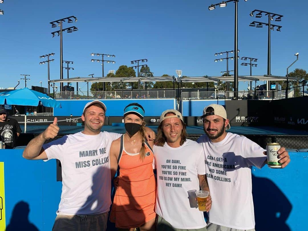 ダニエル・コリンズさんのインスタグラム写真 - (ダニエル・コリンズInstagram)「Round 1 in the books with #danimalsdudes These guys are the best!! 🤩🤩🤩 @australianopen」2月9日 17時24分 - danimalcollins