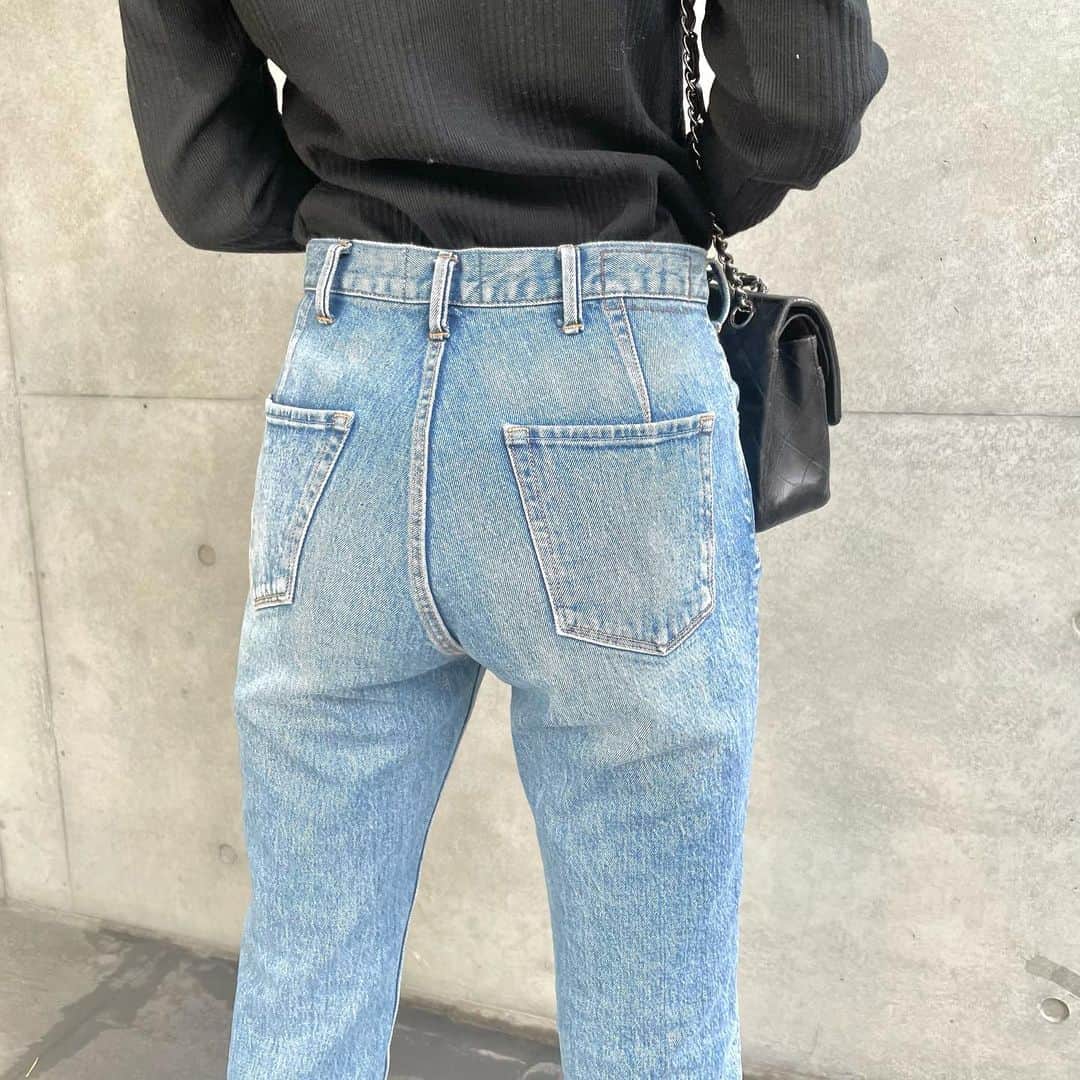 Moname Official Instagramのインスタグラム：「. 女性らしい、スリムストレート✨ フラットなステッチ使いやディティールで、 クールな大人顔のジーンズに仕上げました👖✨ 薄いライトブルーは これからの季節の着回しに抜群！ . Slim Straight No.41191005 col.LBL ￥16,000+tax . height 163cm . #moname  #デニム #コーデ #モナーム #denim#Moname_code#jeans#デニム#ストレッチデニム#美脚#デニムコーデ#ジーンズ好き#デニムパンツ#デニム女子#フレンチカジュアル#ootd#大人カジュアルコーデ#シンプルコーデ #今日のコーデ#160cmコーデ#きれいめカジュアル#大人かわいい#大人カジュアル#大人キレイ#大人コーデ#大人シンプル#ストレート#ニット」