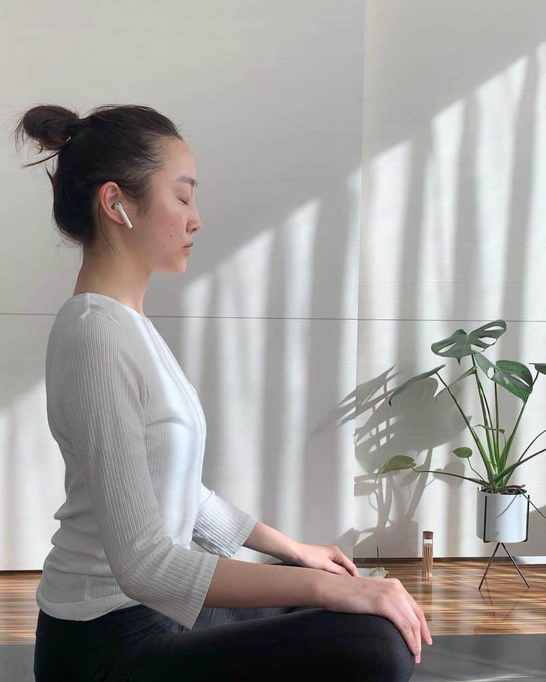 泉見祐希のインスタグラム：「ヨガ後の瞑想🌿🌞 2枚目は久しぶりの #いずみのこえ 💬 朝起きて、今日こうだったら良い日になるなっていうストーリーを考えて一日を始めるようにしてますっていうおはなしでしです🌿(髪ボサなのはご愛嬌で🤫)」