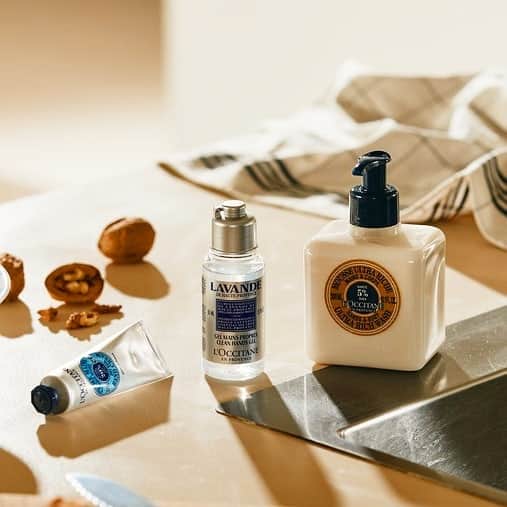 L'OCCITANE en Provenceのインスタグラム：「＼おうち時間のハンドケア3選🏡／清潔な手肌にうるおいのヴェール✨ 植物の恵みを感じるハンドケアで、暮らしに彩りを💐﻿ ﻿ 毎日の手洗いや冬の乾燥により﻿ 手肌がカサつきがちな季節⛄️﻿ ﻿ うるおいが奪われて引き起こる﻿ 「手荒れ」から肌を守るためにも、﻿ 保湿重視のハンドケアを﻿ 毎日の習慣にしたいですよね💡﻿ ﻿ 植物由来成分がうるおいを与える﻿ ロクシタンのハンドケアアイテムなら、﻿ 手肌の清潔を保ちながらなめらかに。﻿ ﻿ 心もやさしくほぐす香りで、﻿ おうち時間を豊かにしてくれる﻿ ハンドケア3選をご紹介します💐﻿ ﻿ ﻿ ＼おすすめハンドケア3選🏡／﻿ ﻿ 🌿Item①﻿ シア ハンドクリーム（左）﻿ ﻿ 冬の乾燥や手洗い後のハンドケアに。﻿ 濃厚シア(*1)がリッチなうるおいを与え、﻿ 柔らかくしなやかな手肌に導きます😊﻿ ﻿ 飽きのこない優しい香りが心地良い﻿ シア ハンドクリームは、﻿ 世界で4秒に1本売れるほど(*2)の大人気、﻿ ロクシタンハンドクリームの代表作です✨﻿ ﻿ 🌿Item②﻿ ラベンダー クリーンハンドジェル（中央）﻿ ﻿ 高濃度アルコール(*3)配合で﻿ 手肌の清潔を保つ(*4)ハンドジェル✨﻿ 清々しく心地よいラベンダーの香りで﻿ 使うたび気分もリフレッシュ。﻿ ﻿ いつでもどこでも使えるサイズ感は﻿ 外出先で手洗いができない時にも◎﻿ ﻿ ﻿ 🌿Item③﻿ シア リキッドハンドソープ（右）﻿ ﻿ 手肌にも環境にもやさしい、﻿ シア(*5)のうるおい感じるハンドソープ🍃﻿ 肌をなめらかに整え、乾燥から守ります。﻿ ﻿ 植物由来の洗浄成分が、﻿ 肌をやさしく洗いあげます🏡﻿ ﻿ ﻿ おうち時間のハンドケアに﻿ 取り入れたいアイテムはありましたか？💡﻿ ﻿ ①シア ハンドクリーム﻿ ②ラベンダー クリーンハンドジェル﻿ ③シア リキッドハンドソープ﻿ ﻿ ぜひコメントで教えてくださいね😊﻿ ﻿ ﻿ 【👆】製品タップで詳細をチェック！﻿ ﻿ (*1)シア脂（保湿成分）﻿ (*2)2020年1月1日~2020年12月31日の実績に基づく﻿ (*3)エタノール（溶剤・清涼剤）を70vol％以上配合﻿ (*4)本製品は医薬品や医薬部外品ではありませんが、消毒用エタノールの代替品として、手指消毒に使用することが可能です。﻿ (*5)シアバターノキエキス（スキンコンディショニング成分﻿ ﻿ #ロクシタン #loccitane #手荒れ対策 #乾燥肌対策 #アルコール消毒 #手荒れ #ささくれ #ネイルケア #ハンドケア #ハンドクリーム #保湿 #乾燥肌対策 #手洗い #ハンドソープ #自宅美容 #おうち時間 #おうち美容 #ハンドジェル #香りマニア #保湿ケア #保湿クリーム #ライフハック #美人になりたい #綺麗になりたい #おうち時間の過ごし方 #一人暮らし女子 #一人暮らし初心者 #子育てママ #ママスタグラム #ロクシタンハンドクリーム」