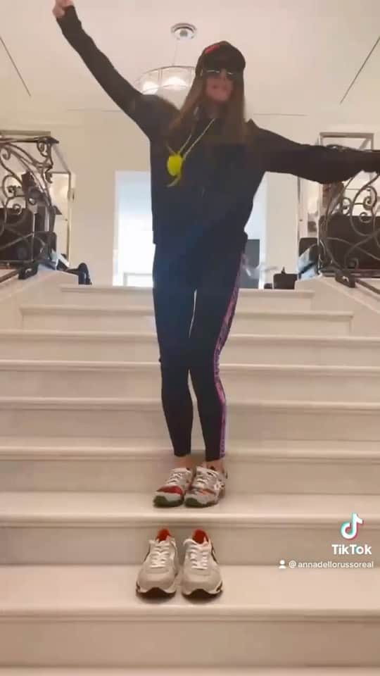 アンナ・デッロ・ルッソのインスタグラム：「Sneakers obsession 👟👟👟 @anteprimaextra @annasalvaggiulo 💓💓💓 @adidasy3 @commedesgarcons @asics @goldengoose @the_attico @off____white @dsquared2 @jacquemus ❣️🎥 by @mb__projects」