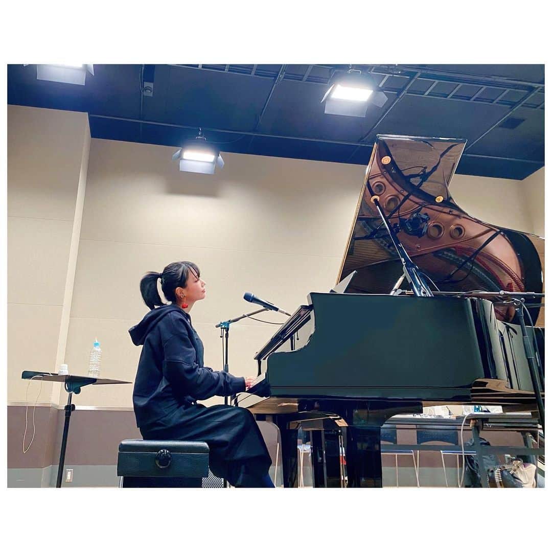のインスタグラム：「2/14横浜 2/20大阪 2/27東京 今回のAIO PIANOは 1stと2ndのセットリスト、衣装が全然違います。 1曲もかぶりません。  コンセプトとして、 「水」　と　「星」に わかれてます。  どちらが何になるかは 気分次第、、、  そして、本日夜、インスタライブにて  金魚花火を弾き語りします。  是非遊びにきてくだされー  AIO　#piano #live  #yokohama #横浜 #osaka #大阪 #tokyo #東京」