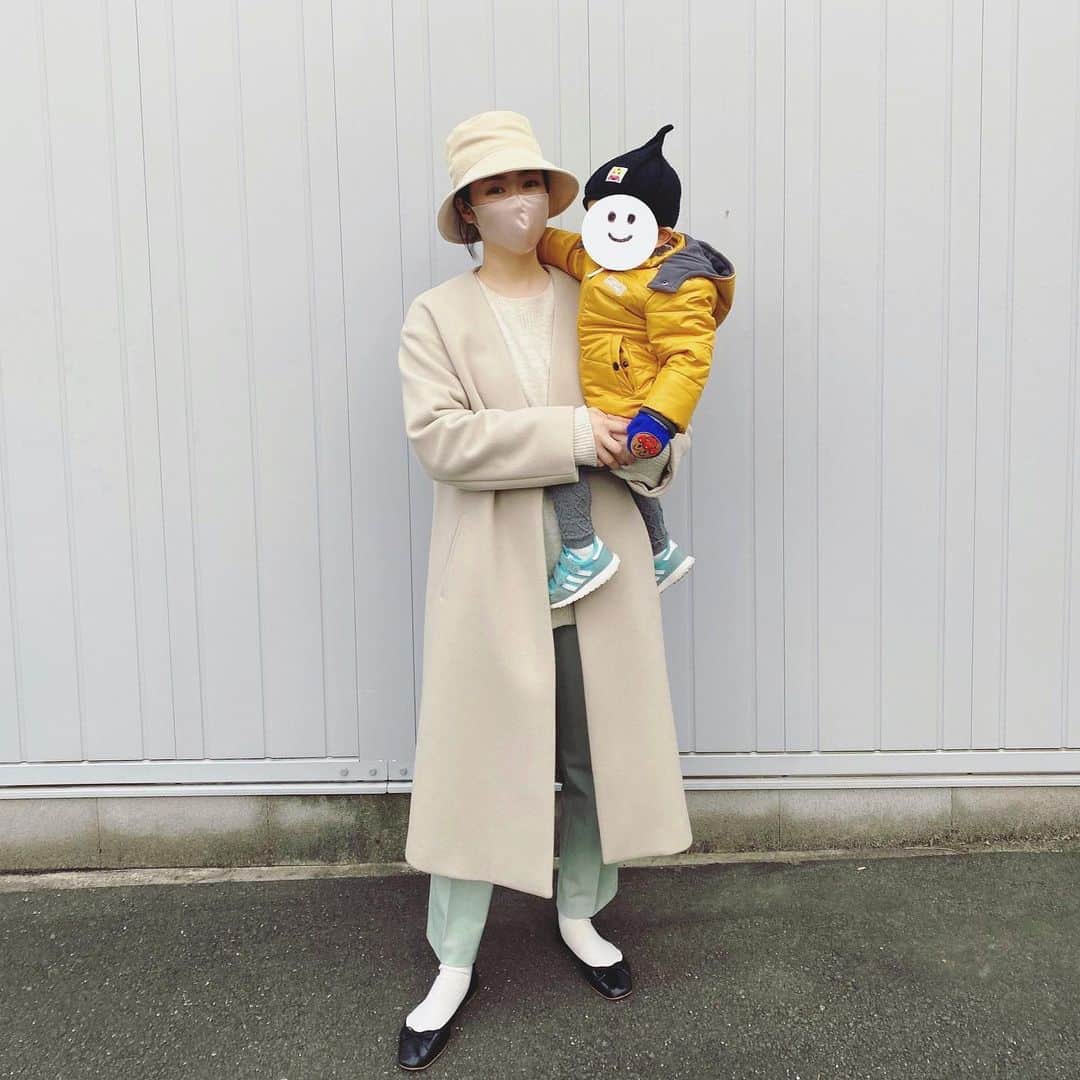 のインスタグラム：「お散歩コーデ👦🏻 アウターはプチプラを買わないというのがマイルール。 でも中は上下ユニクロ🥛🍐  #ビューティーアンドユース#ユニクロ#アダムエロペ#ママコーデ#ユニクロコーデ#アラサー女子#アラサーママ#アラサーファッション#30代ファッション#30代コーデ#シンプルコーデ#カジュアルコーデ#通勤コーデ#ワンマイルコーデ#おうち時間#スマートアンクルパンツ#男の子ママ」