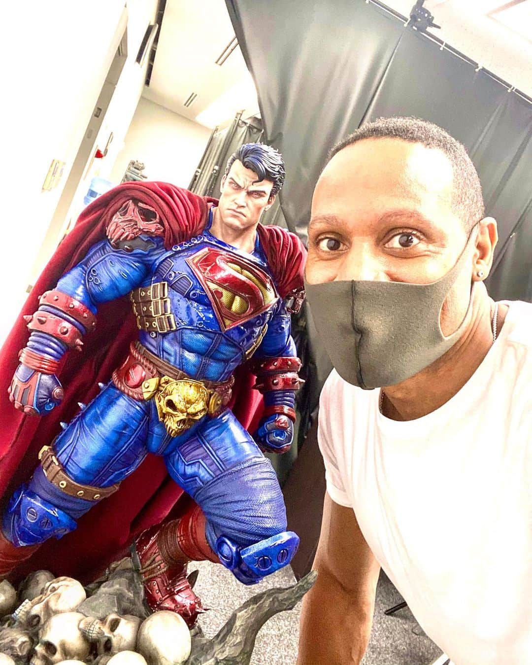 ダンテ・カーヴァーのインスタグラム：「Can’t wait! This and the #danearys are my favs! Beautiful work! #darknights #metalsuperman」