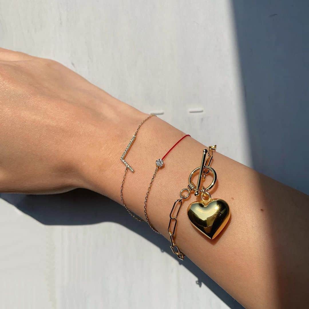 橋本江莉果のインスタグラム：「💛モチーフがかわいくて🔗﻿ ﻿ 届いてみて付けたら、軽いところもよかった👌🏼☁️﻿ ﻿ 華奢なブレスレットは、ずっと付けっぱなし💫🌟✨﻿ ﻿ #newin #new #accessory #accessories #bracelet #bracelets #gold #jewelry #jewelrygram #fashion #style」