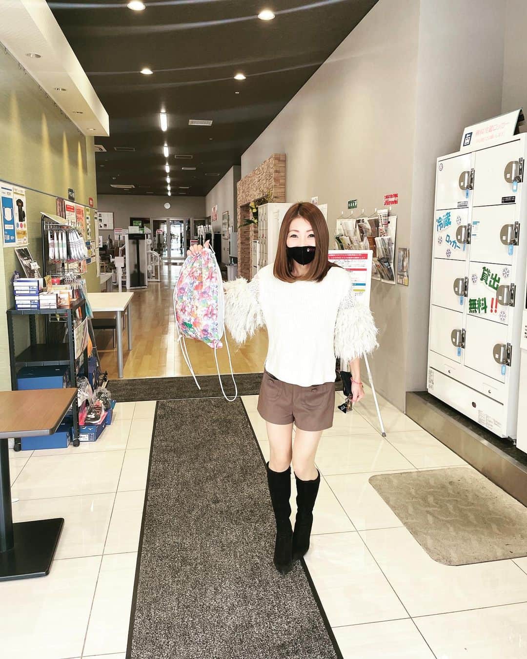 水田真依子のインスタグラム：「スポパルへ！ #ファッション	 #東京	 #ランチ	 #かわいい  #可愛い	 #ネイル	 #おうちごはん	 #ありがとう	 #空	 #犬	 #お弁当	 #桜	 #大好き	 #モデル	 #コーデ	 #撮影	 #ヘアアレンジ	 #インテリア	 #メイク	 #コスメ部門」